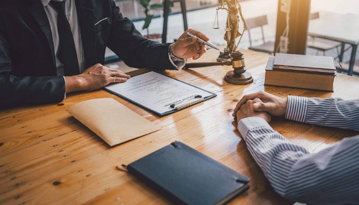 نقش وکیل در کاهش آسیب های قضایی و حقوقی مردم