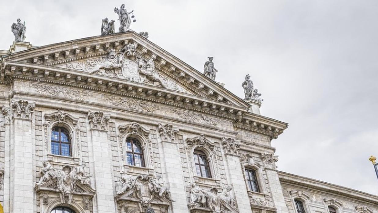 بررسی شرط ذینفع نبودن شاهد در مورد شهادت دوست صمیمی بررسی شرط ذینفع نبودن شاهد در مورد شهادت دوست صمیمی